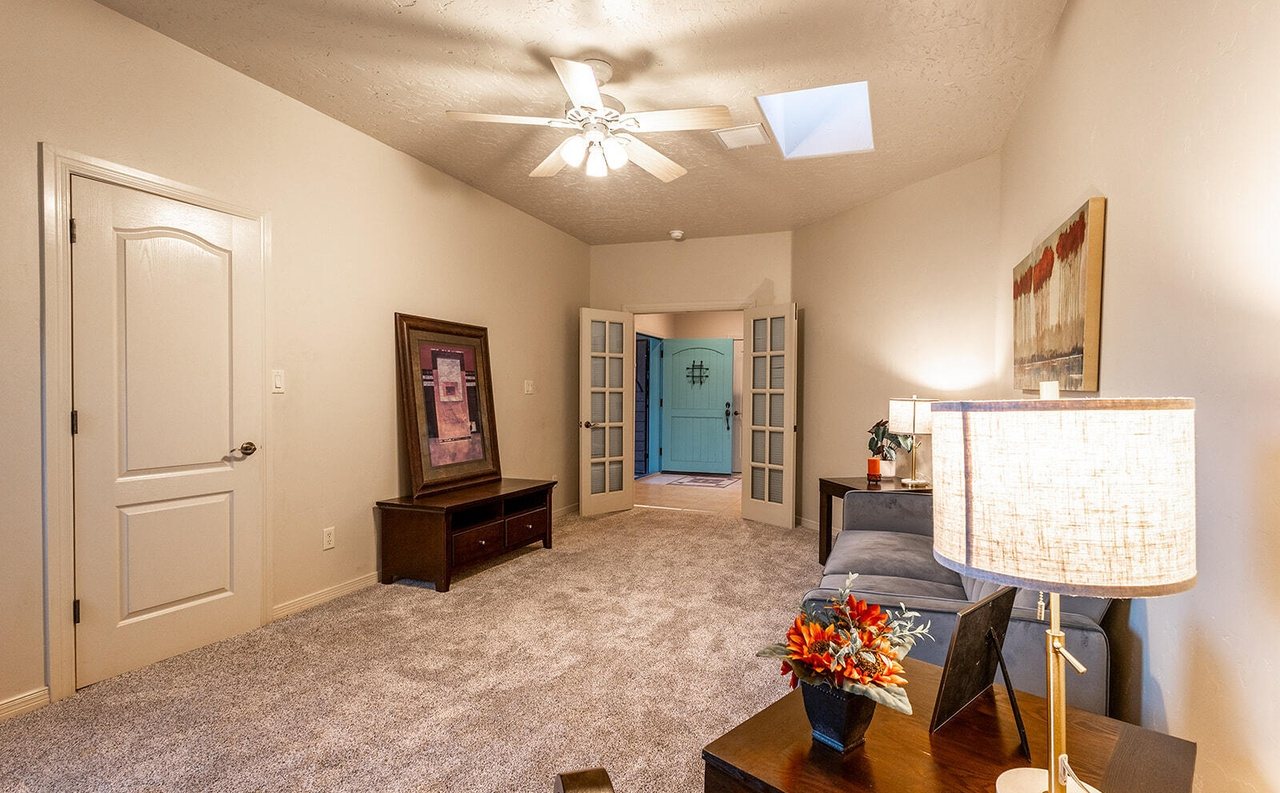Staged flex room with sofa, console and lamp, home staging Sedona Hills Las Cruces